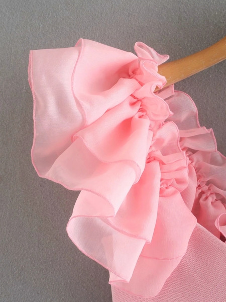 Bustiera scurta de culoare roz si maneci din tul