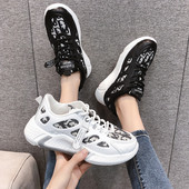 Fekete-fehér fűzős női tornacipő