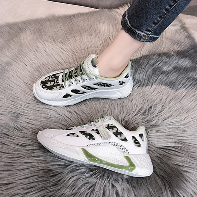 Fekete-fehér fűzős női tornacipő