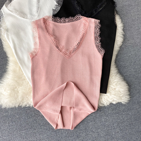 Sieviešu ikdienišķa bikses ar smailu kakla izgriezumu un mežģīnēm