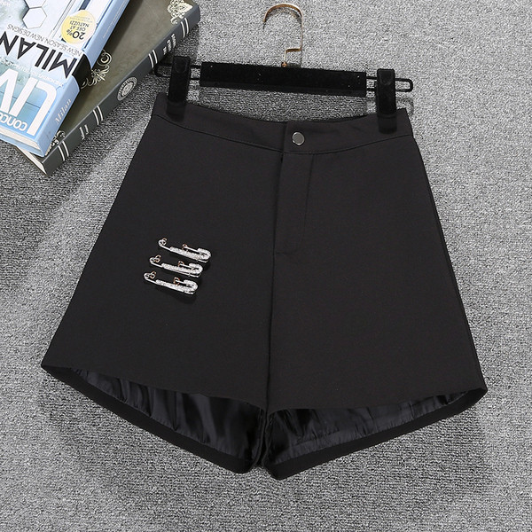 Modern női rövidnadrág - fekete színben, magas derékkal