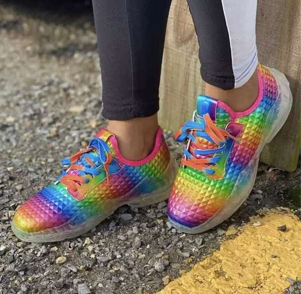 ÚJ modell színes fűzős női tornacipőkből