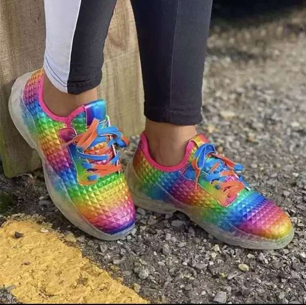 ÚJ modell színes fűzős női tornacipőkből