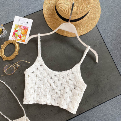 Īss sieviešu trikotāžas tops ar plānām lencēm