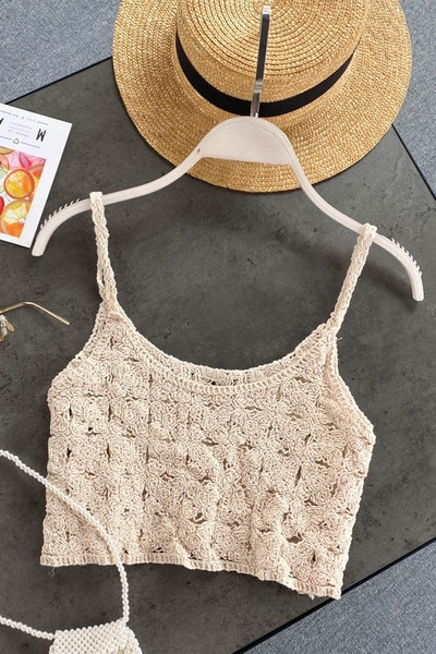 Īss sieviešu trikotāžas tops ar plānām lencēm