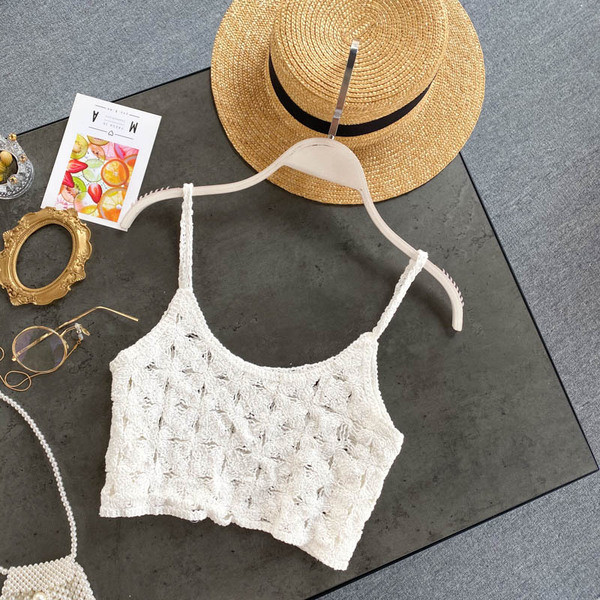 Īss sieviešu trikotāžas tops ar plānām lencēm