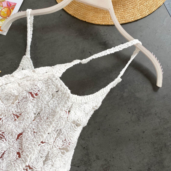 Īss sieviešu trikotāžas tops ar plānām lencēm