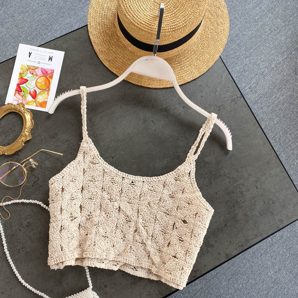 Īss sieviešu trikotāžas tops ar plānām lencēm