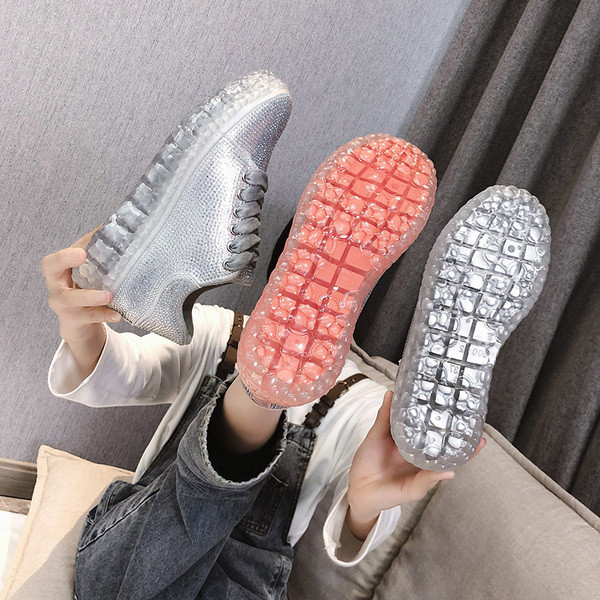 Γυναικεία αθλητικά παπούτσια με διακοσμιτικές πέτρες και επίπεδη σόλα σε ασημί χρώμα