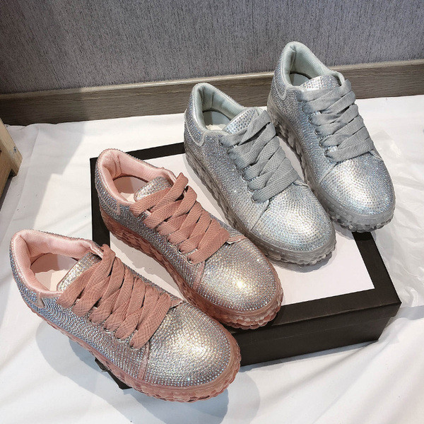 Γυναικεία αθλητικά παπούτσια με διακοσμιτικές πέτρες και επίπεδη σόλα σε ασημί χρώμα