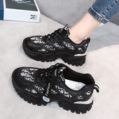 Női tornacipő fűzővel és durva talppal, fekete-fehér színben