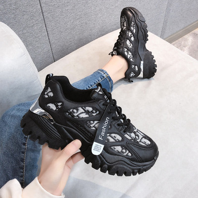 Női tornacipő fűzővel és durva talppal, fekete-fehér színben