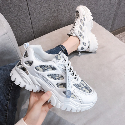 Női tornacipő fűzővel és durva talppal, fekete-fehér színben