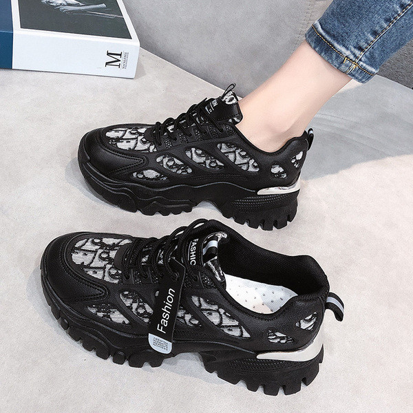 Női tornacipő fűzővel és durva talppal, fekete-fehér színben