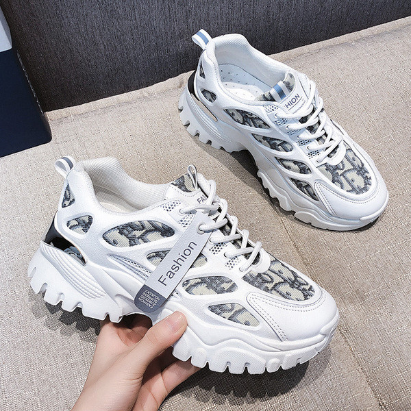 Női tornacipő fűzővel és durva talppal, fekete-fehér színben