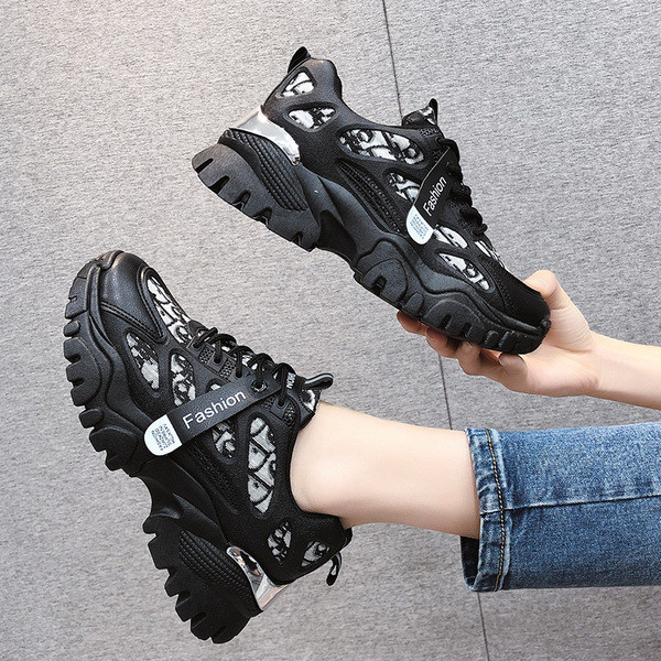 Női tornacipő fűzővel és durva talppal, fekete-fehér színben