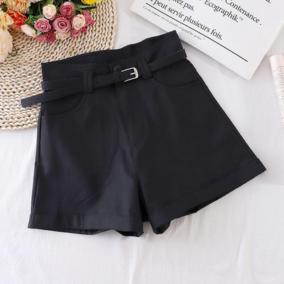 Női rövidnadrág magas derékkal és övvel
