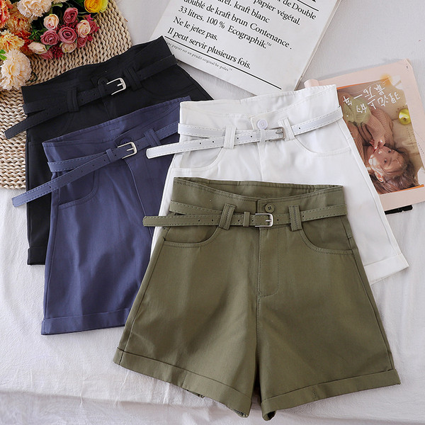 Női rövidnadrág magas derékkal és övvel