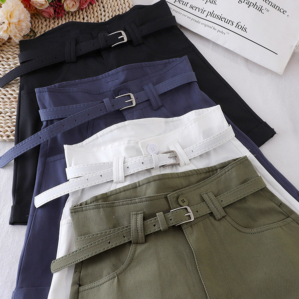 Női rövidnadrág magas derékkal és övvel