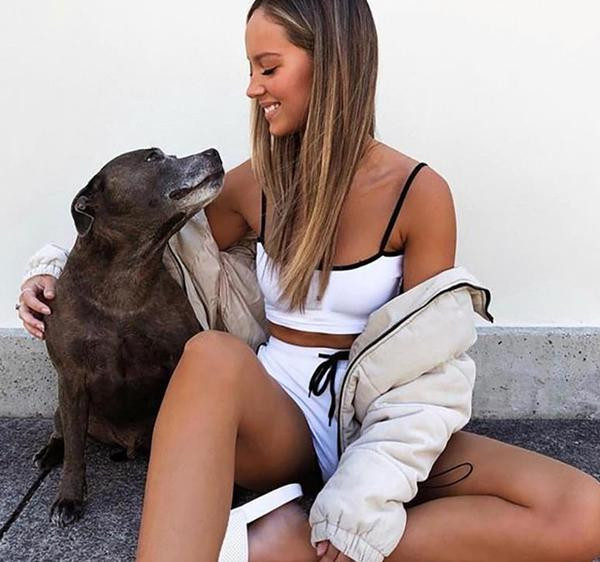 Napi, két részből álló női szett, melyben egy felső + magas derékú rövidnadrág található