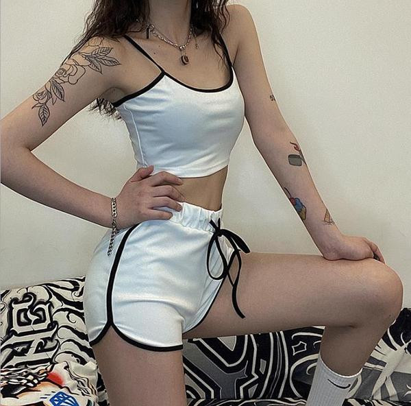 Napi, két részből álló női szett, melyben egy felső + magas derékú rövidnadrág található