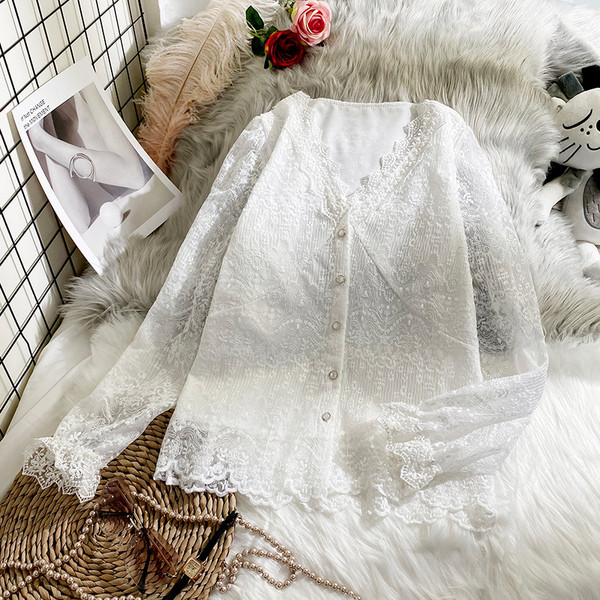 Naiste spits-kaelusega pitssärk