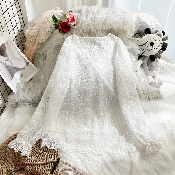 Naiste spits-kaelusega pitssärk