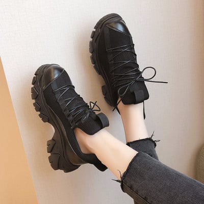 Modern női tornacipő fűzővel és durva talppal, fekete színben