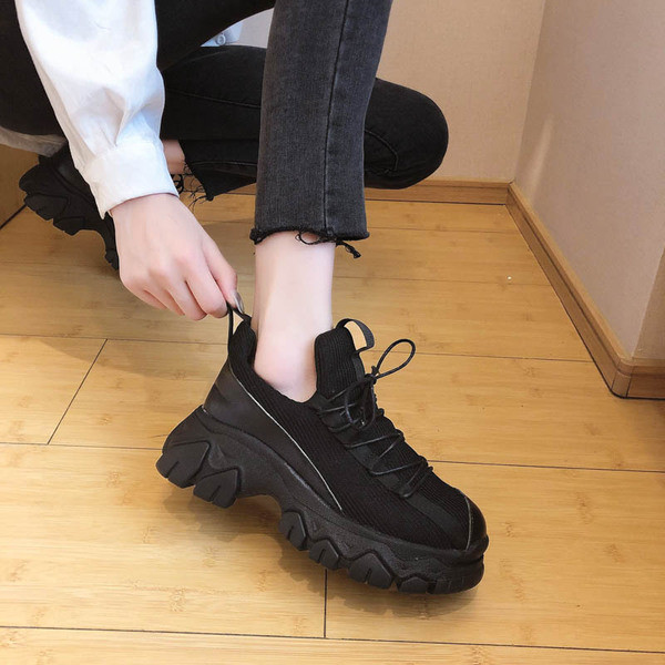 Modern női tornacipő fűzővel és durva talppal, fekete színben