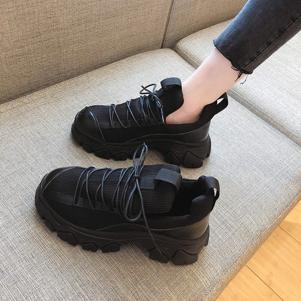 Modern női tornacipő fűzővel és durva talppal, fekete színben