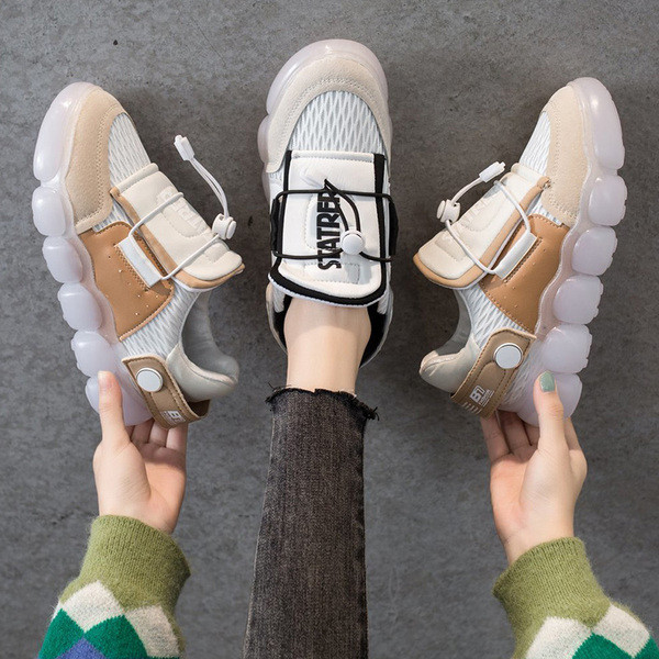 Γυναικεία αθλητικά παπούτσια με σόλα από σιλικόνη σε μπεζ και μαύρο χρώμα