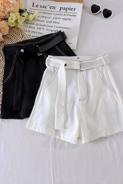 Női rövidnadrág magas derékkal és övvel