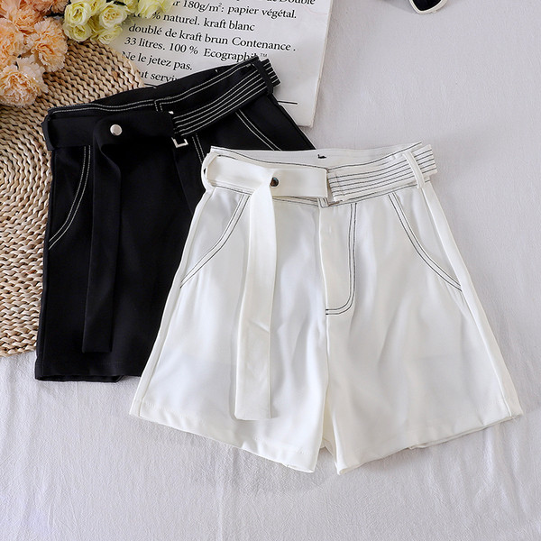Női rövidnadrág magas derékkal és övvel