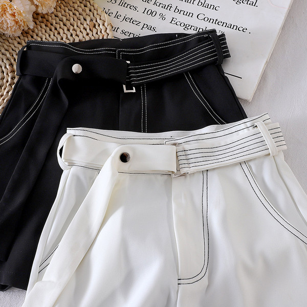 Női rövidnadrág magas derékkal és övvel