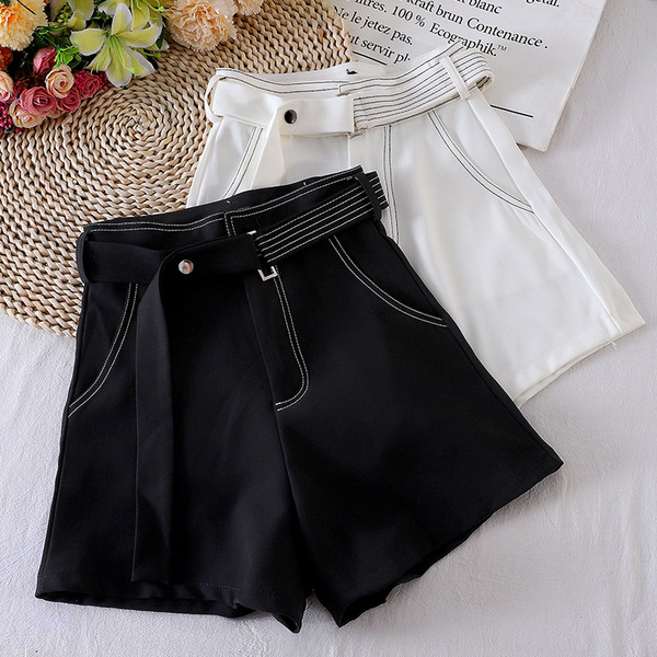Női rövidnadrág magas derékkal és övvel