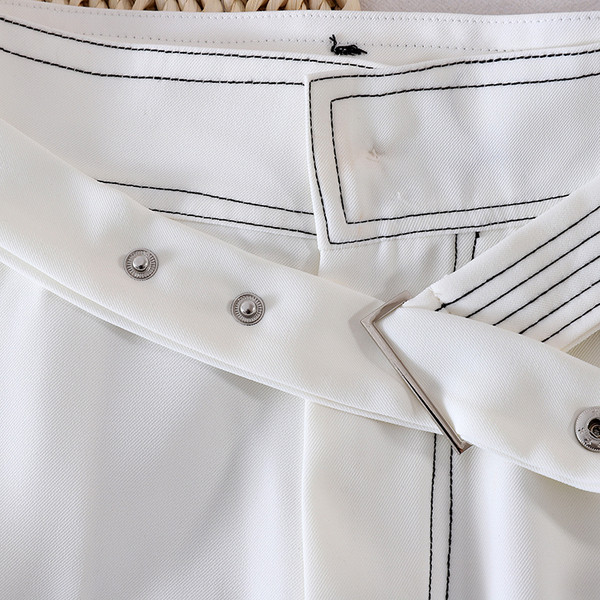 Női rövidnadrág magas derékkal és övvel