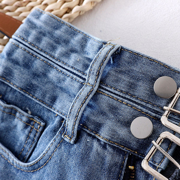 Női farmer rövidnadrág magas derékkal és övvel