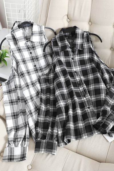 Sieviešu rūtains krekls ar atkailinātiem pleciem melnā un baltā krāsā