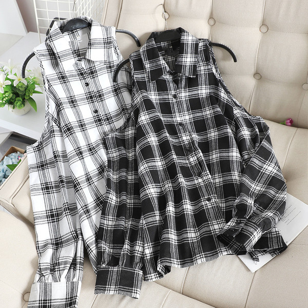 Sieviešu rūtains krekls ar atkailinātiem pleciem melnā un baltā krāsā