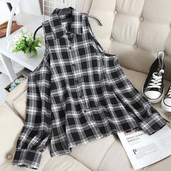 Sieviešu rūtains krekls ar atkailinātiem pleciem melnā un baltā krāsā