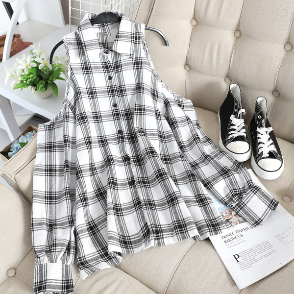 Sieviešu rūtains krekls ar atkailinātiem pleciem melnā un baltā krāsā