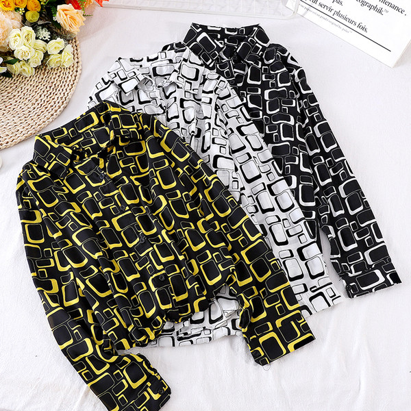 Moodne naiste särk klassikalise krae ja nööpidega