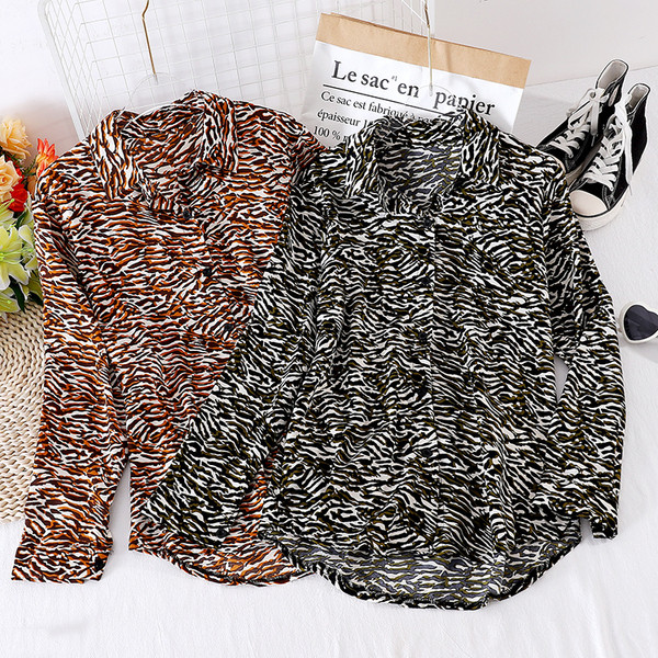 Sieviešu asimetrisks krekls ar leoparda apdruku un klasisku apkakli