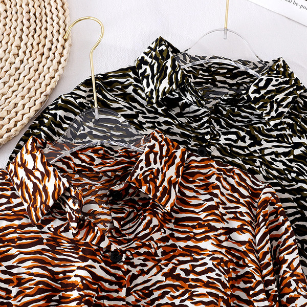 Sieviešu asimetrisks krekls ar leoparda apdruku un klasisku apkakli