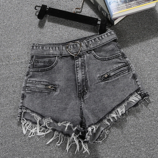 Új modell női rövidnadrág övvel, szakadt motívumokkal szürke színben