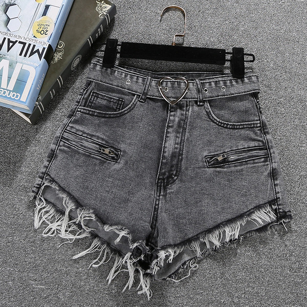 Új modell női rövidnadrág övvel, szakadt motívumokkal szürke színben