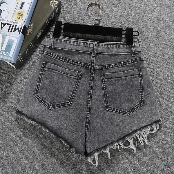 Új modell női rövidnadrág övvel, szakadt motívumokkal szürke színben