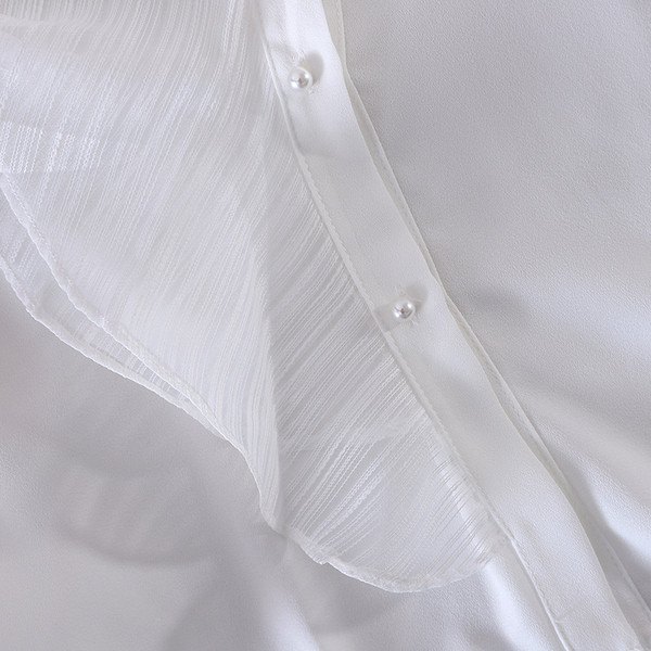 Modern női ing gombokkal és alacsony gallérral