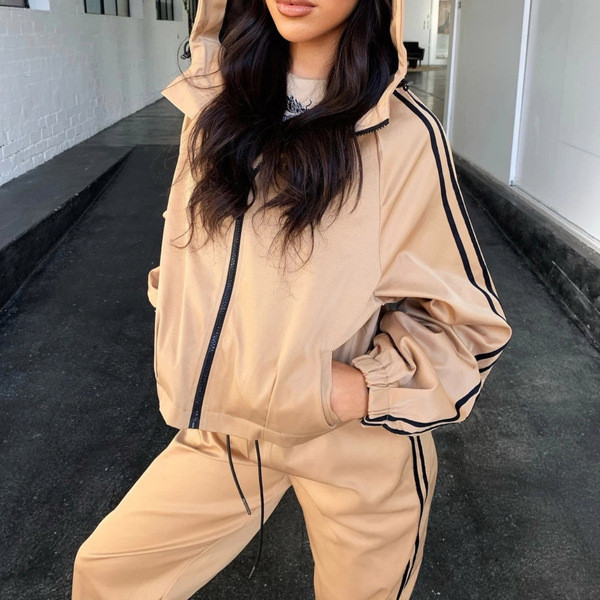 JAUNA modeļa sieviešu komplekts no divām daļām piemērots rudenim