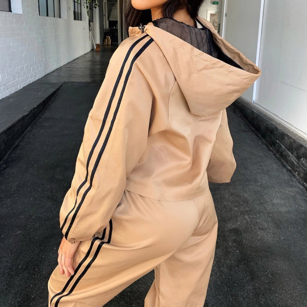 JAUNA modeļa sieviešu komplekts no divām daļām piemērots rudenim